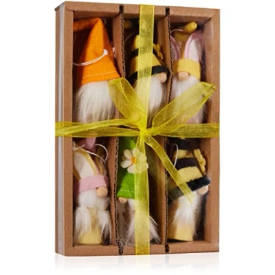 Abbildung von BRUBAKER 6er Set Osteranhänger Gnom aus Holz und Strick Lustige Dekoanhänger Zwerge mit Bart Bunte Osterhasen Blumen Frühlingsdekoration Osterdeko ca. 10 cm Osterschmuck in Geschenkbox
