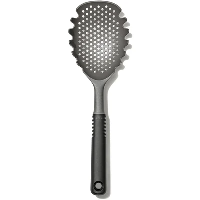 Abbildung von OXO Good Grips Nudelzange, Nudelsieb mit Griff, Kunststoff