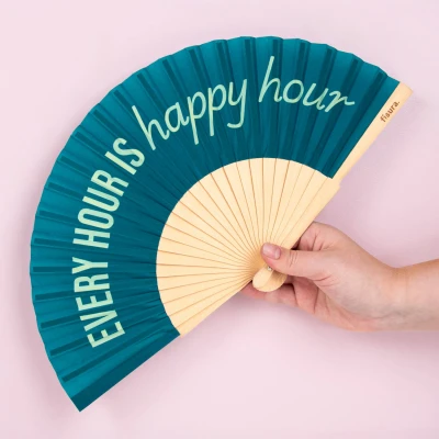 Abbildung von Fisura Originaler Holzfächer mit der Aufschrift &quot;Happy Hour“. Moderner, farbenfroher Handfächer in Grün praktischem Aufhänger. Perfekt für heiße Sommertage. Maße: 42,5 x 23 cm