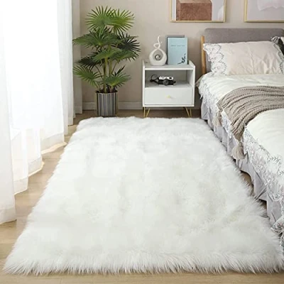 Abbildung von YIHAIC Faux Lammfell Schaffell Teppich Kunstfell in Super weich Lammfellimitat Imitat Fellteppich für Schlafzimmer Boden Wohnzimmer Home Decorator Bettvorleger Sofa Matte (Weiß, 50 x 150 cm)