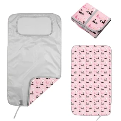 Abbildung von Hamur Home Tragbare Wickelunterlage Wasserdichte 40 x 70 cm Wiederverwendbare Baby Wickelauflage Maschinenwaschbar für Unterwegs Wickel Clutch (Swan)