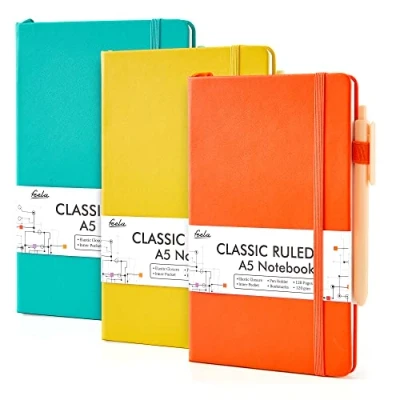 Abbildung von feela Hardcover Notizbuch für die Arbeit, klassisches liniertes Tagebuch Set, Schulbedarf, mit 3 schwarzen Stiften, 120 g/m², 13 x 21,1 cm, 3er Pack, A5, einfarbige Farben, gelb, orange, smaragd