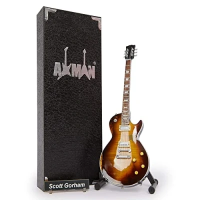 Abbildung von Scott Gorham (Thin Lizzy): Miniatur Gitarren Nachbildung Musikgeschenke Handgefertigte Ornamente im Maßstab 1/4 inklusive Displaybox, Namensschild und Gitarrenständer