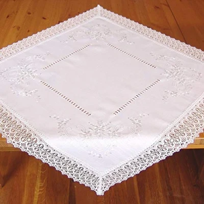 Abbildung von matches21 HOME &amp; HOBBY Tischdecke Mitteldecke Stick Hohlsaum Spitze wollweiß 110x110 cm (1 tlg)
