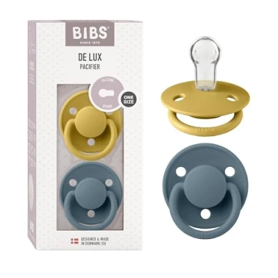 Abbildung von BIBS De Lux Schnuller 2er Pack, BPA frei, Kirschform Nippel. Silikon, Hergestellt in Dänemark. 0 36 Monate (2er Pack), Mustard/Petrol