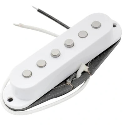Abbildung von Artec SSA 12 Vintage Staggered Alnico 5 Tonabnehmer Single Coil Hals Pickup 6,3K für Strat Style E Gitarre, Weiß