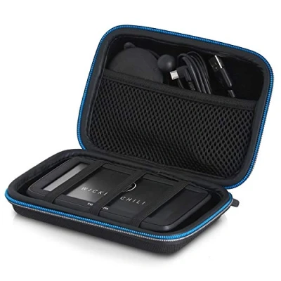 Abbildung von Wicked Chili Navi Case AntiShock Tasche kompatibel mit Tomtom Start Go, Via, Trucker, Rider und Navigationsgeräte 4,3 5 Zoll (max. Gerätemaße: 15 x 10 4.5 cm/Fach für Ladekabel) schwarz