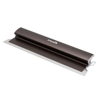 Abbildung von STRÜBER Flächenspachtel mit handlichem Alu Griff und austauschbarem Edelstahlblatt 0,3mm (Breite: 600mm) Dekorspachtel für Trockenbau Fassadenspachtel zum Verputzen von Wänden&amp;Decken Made in EU