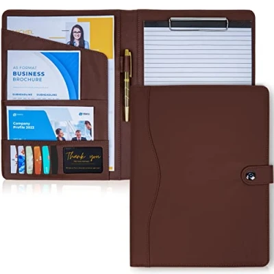 Abbildung von AMKSONS Schreibmappe A4 in Braun inklusive Klemmbrett &amp; DIN Notizblock Premium Konferenzmappe aus PU Leder mit Dokumentenfächern, Stiftehalter, Klappdeckel und Magnetverschluss