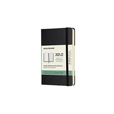 Abbildung von Moleskine 18 Monats Wochenplaner/Terminplaner, Terminkalender 2021/2022, Wochennotizbuch mit festem Einband und elastischem Verschluss, Format Pocket/A6 9 x 14 cm, Farbe Schwarz, 208 Seiten