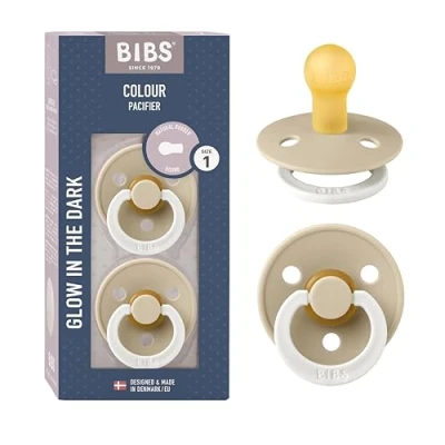 Abbildung von BIBS Colour Glow Schnuller 2er Pack, BPA frei. Leuchtet im Dunkeln, Kirschform Nippel. Naturkautschuk/Latex, Hergestellt in Dänemark, Größe 1 (0 6 Monate), Vanilla