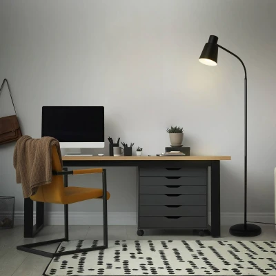 Abbildung von BRILONER Stehlampe als Deko im Wohnzimmer und Leselampe, Schwenkbare Lampe, Wohnzimmerlampe, Fußtaster, Indirekte Beleuchtung, Schwarz