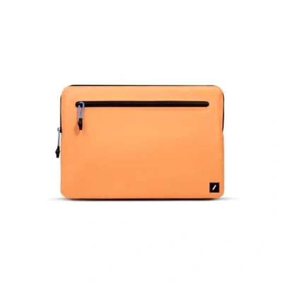 Abbildung von Native Union Ultralight Sleeve Strapazierfähig, leicht, nachhaltig Hergestellt aus 100% recyceltem Ripstop Gewebe Kompatibel mit MacBook Pro 14&quot; (2021 &amp; später) Aprikose