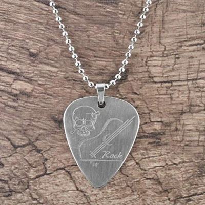 Abbildung von Halskette Plektrum, Edelstahl Plektrum Zubehör für Gitarre( Totenkopf )