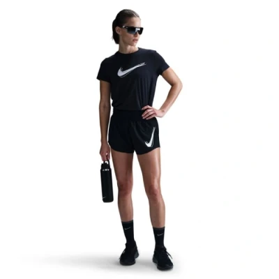 Abbildung von Nike One Swoosh Laufshorts XL Bequeme schwarze Laufhose für optimale Bewegungsfreiheit und Performance