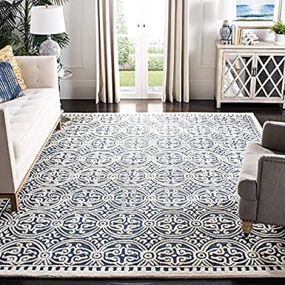 Abbildung von SAFAVIEH Traditionell Teppich für Wohnzimmer, Esszimmer, Schlafzimmer Cambridge Collection, Kurzer Flor, Marineblau und Elfenbein, 152 X 244 cm