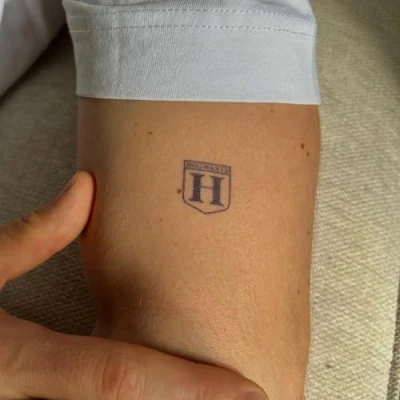 Abbildung von Harry Potter Hogwarts Wappen Tattoo