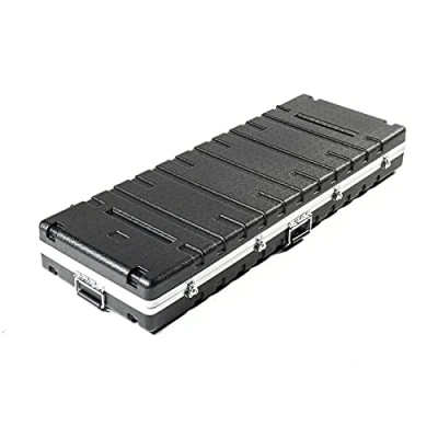 Abbildung von Music Store ABS Keyboard Case 76, Universal Flightcase, Schwarz, 9kg, Schnappverschluss, 3 Klappgriffe, Rollen, Gummifüße, Polsterung, 130x12x41.5cm, geeignet für 76 Tasten Keyboards