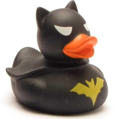 Abbildung von Badeente Dark Duck I Quietscheente Knight L: 9 cm inkl. Gummienten Schlüsselanhänger im Set Geschenk für Superhelden Fans Marvel
