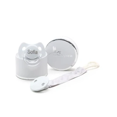 Abbildung von BebeDeParis Personalisierte Schnuller mit Babynamen, BPA freier, 0 6 Monate, Schutzkappe und Schnullerkette, Weib. Wertvolles personalisiertes Geschenk zur Geburt.
