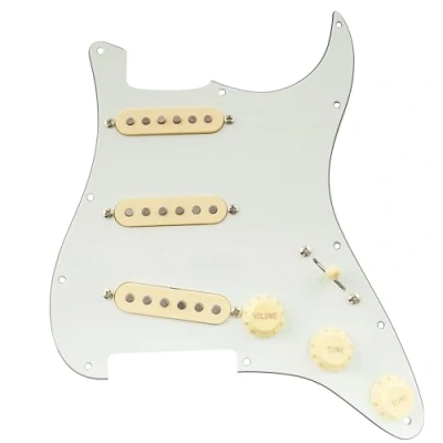 Abbildung von Musiclily Pro SSS Pre wired Loaded Pickguard ST Gitarren Vorverdrahtetes Schlagbrett mit Artec Staggered Alnico 5 Single Coil Tonabnehmer für Fender Strat Style E Gitarre, 3 lagig Aged White