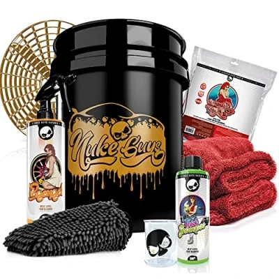 Abbildung von Nuke Guys professionelles Auto Waschset für die optimale Handwäsche Gold Bucket 5GAL mit Grit Guard + Thick Shampoo 500ml Felgengel 1L Gamma Dryer XXL Trockentuch Waschhandschuh
