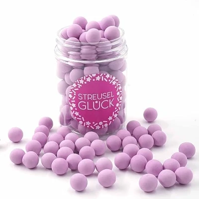 Abbildung von Streusel GLÜCK Tortendeko Schokokugeln flieder pastell 90g Zuckerstreusel Geburtstag Kuchendeko Weihnachten Schokoperlen Sprinkles Deko Plätzchen Torte Kuchen Cupcakes essbare Streudeko