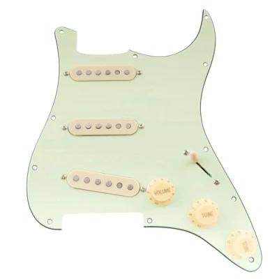 Abbildung von Musiclily Pro SE SSS Pre wired Loaded Pickguard ST Gitarren Vorverdrahtetes Schlagbrett mit Staggered Alnico 5 Single Coil Tonabnehmer für Strat Style E Gitarre, 3 lagig Mint Green