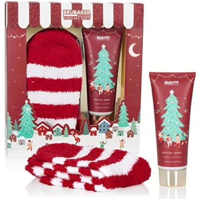 Abbildung von BRUBAKER Hautreinigungs Set Dusch und Badeset Weihnachten, 2 tlg., Frauen Geschenkset mit Plüsch Socken, Beauty Wellness Set, Pflegeset für Damen Mädchen, Rot