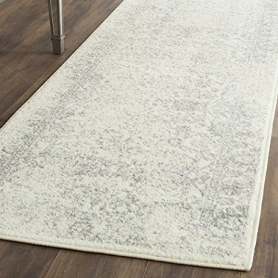 Abbildung von SAFAVIEH Distressed Teppich für Wohnzimmer, Esszimmer, Schlafzimmer Adirondack Collection, Kurzer Flor, Elfenbein und Silber, 76 X 180 cm