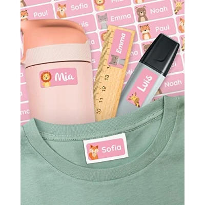 Abbildung von melu kids® Namensaufkleber für Kinder Kleidung &amp; Gegenstände (180 Stück) Kita/Schule Namensschilder waschmaschinenfest und personalisiert (rosa)