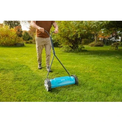 Abbildung von Gardena Classic Spindelmäher 400: Handrasenmäher mit 40cm Arbeitsbreite für bis zu 200 m² Rasenfläche, Messerwalze aus Qualitätsstahl, berührungslose Schneidetechnik, geräuscharm und präzise (4018 88)