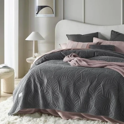 Abbildung von ROOM99 Feel Elegante Tagesdecke in Dunkelgrau 240 x 260 cm Vielseitige Wohndecke Bettüberwurf oder Sofaüberwurf Überwurfdecke für Bett und Sofa Steppdecke Stil Ideal als Bedspread Velvet Samt