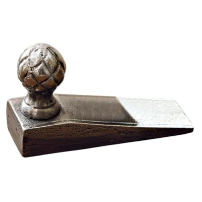 Abbildung von LOBERON Türstopper Broche, klassisches Pinienzapfen Motiv, Türkeil mit Antik Finish, edler Vintage Look, Türhalter, Dekoration, Dekoobjekt, Aluminiumguss, silber
