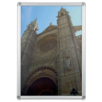 Abbildung von FRANKEN Wechselrahmen, Standard A2 Plakatrahmen, Aluminium Klapprahmen 25 mm breit, Info Rahmen für den Innenbereich in Büro, Schule, Restaurant, Hotel, öffentliche Einrichtungen, BS0703