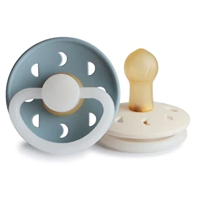 Abbildung von FRIGG Mondphase Latex Nacht Leucht Schnuller 2 Packung Symmetrischer Sauger in Kirschform BPA frei Hergestellt Dänemark (Stone Blue Night/Cream Night, Größe 1 (0 6 Monate))