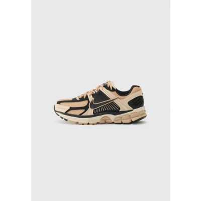 Abbildung von Nike Sportswear ZOOM Vomero 5 Sneaker low, Damen, Größe: 39, Sanddrift/black/hemp/white Lederimitat/textil