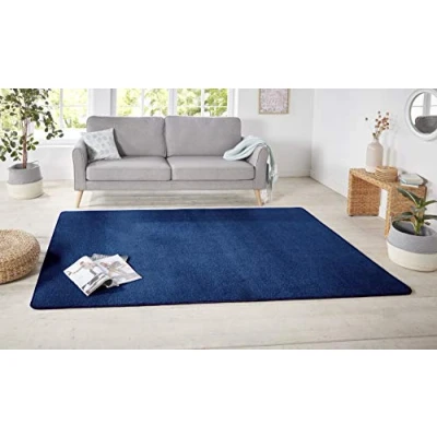 Abbildung von Hanse Home Nasty Teppich Wohnzimmerteppich Flauschiger Kurzflor Einfarbig Unifarben für Esszimmer, Wohnzimmer, Kinderzimmer, Flur, Schlafzimmer, Küche Uni Dunkelblau, 140x200cm