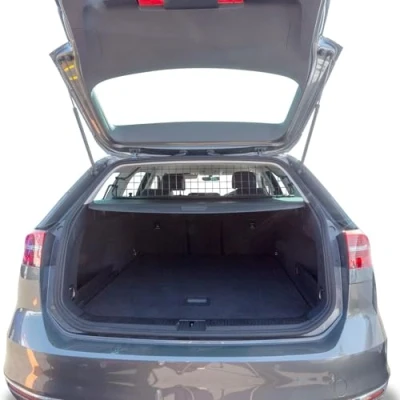 Abbildung von Travall Hundegitter Kompatibel Mit VW Passat Variant (2014 Jetzt) TDG1474 Fahrzeugspezifischer Kofferraumschutz, passgenau, Gepäckbarriere, Ladungsteiler, robuster, pulverbeschichteter Stahl