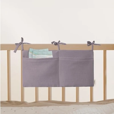 Abbildung von Babybett Aufbewahrungstasche aus 100% Baumwolle Musselin, für das Beistellbett, Babybett, Kinderbett. Ideal zum Verstauen von Windeln, Schnullern (Plum)