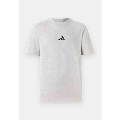 Abbildung von adidas Herren Essentials SMALL Logo Single Jersey Tee, medium Grey Heather/Black, S