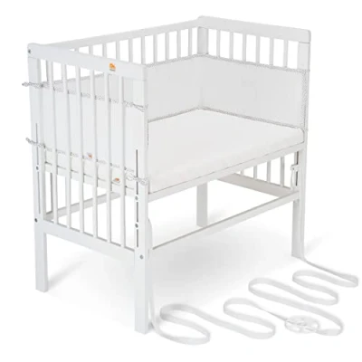 Abbildung von FabiMax Baby Beistellbett für Boxspringbett, stufenlos höhenverstellbar, Buchenholz massiv weiß lackiert, inkl. Matratze Comfort und Netz Nestchen mit Punkteband