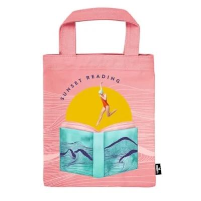 Abbildung von moses. libri_x Büchertasche Sunset Reading Stofftasche für Bücher, Geschenkverpackung aus 100% Baumwolle, wiederverwendbar, umweltfreundliche Buchhülle in Rosé mit sommerlichem Buchmotiv