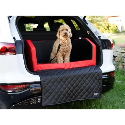 Abbildung von Travel Bed Hundebett für Kofferraum 100 x 70 cm Kunstleder Kofferraumschutz Hund wasserabweisend &amp; Kratzfest Auto rutschfest robust mit Schutzdecke Reisebett Rot/Schwarz