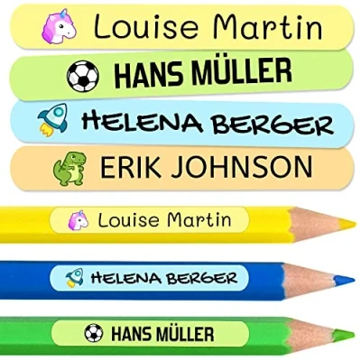 Abbildung von Namensaufkleber Kinder für Schule (100 Stück) Personalisierte Aufkleber mit Namen Stifte und Bleistift. Farbige Etiketten wasserfest. Größe 4,6 x 0,6 cm.