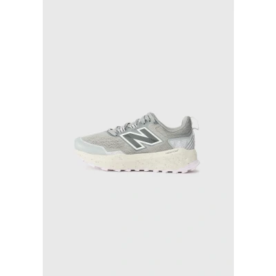 Abbildung von New Balance Fresh FOAM X GAROÉ V2 Laufschuh Trail, Damen, Größe: 36.5, Slate grey Schuhe