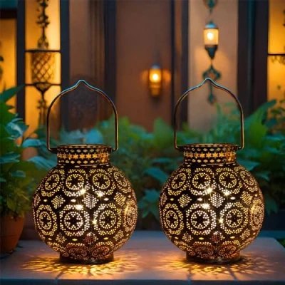 Abbildung von TRIROCKS Set von 2 Marokkanischen Stil Metall Tischlampe 18cm H Batteriebetriebene Kabellose Lampe mit LED Lichterkette Birne Aussenlampe für Wohnzimmer Garten Yard Tischplatte Drinnen Draußen (Weiß)