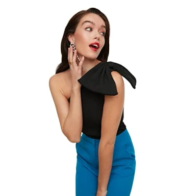 Abbildung von Trendyol Damen Woman Fitted Bodycon Asymmetrical Collar Woven Blouse Hemd, Black, 36