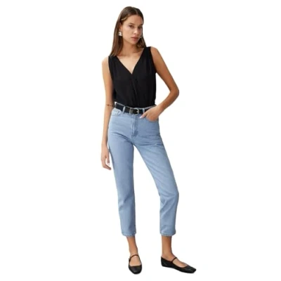 Abbildung von Trendyol Women&#039;s Basic Normal Waist Mom Jeans, Blue, 38