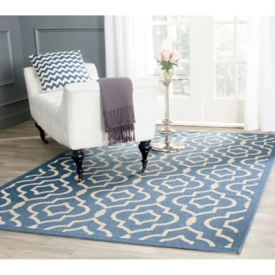 Abbildung von SAFAVIEH Geometrisch Teppich für Wohnzimmer, Esszimmer, Schlafzimmer Wasserdicht Courtyard Collection, Kurzer Flor, Blau und Beige, 122 X 170 cm